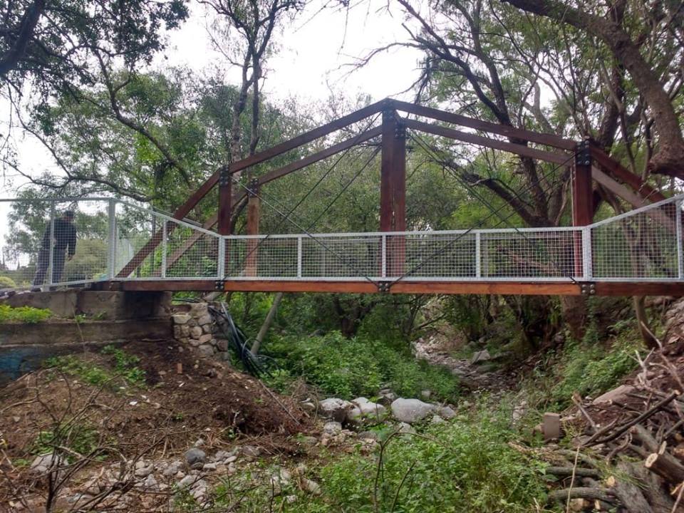 En Los Cocos  construyeron un puente que une el eco camping y la pileta municipal