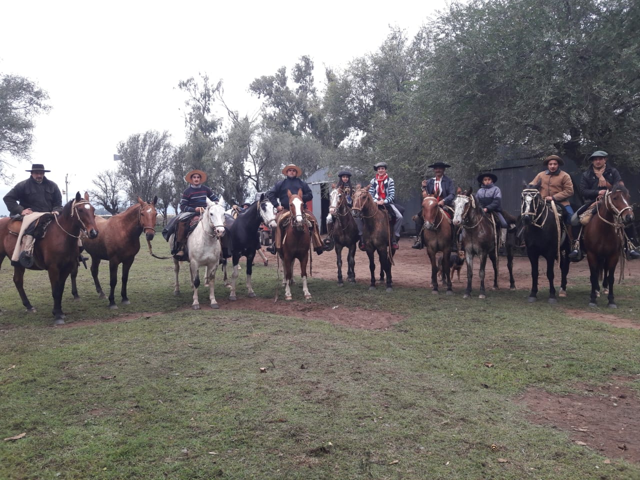 20 paisanos de La Carlota, entre ellos una dama, realizaron una cabalgata hacia Etruria