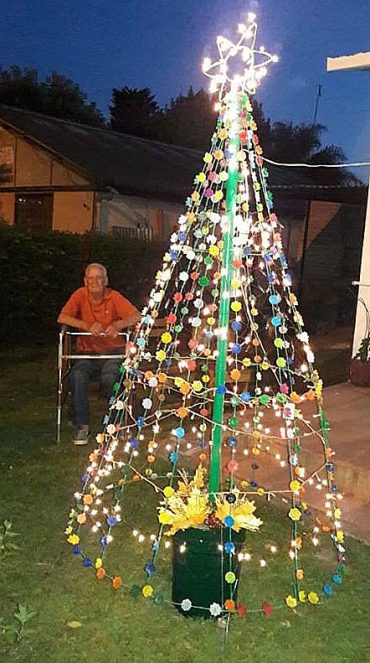 Vecino de Santa Rosa de Calamuchita armó su arbolito de navidad con tapitas de gaseosas