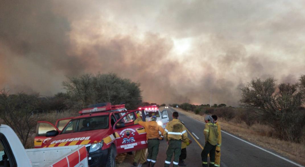 Está «fuera de control» el incendio en San Carlos Minas: trabajan cerca de 70 bomberos