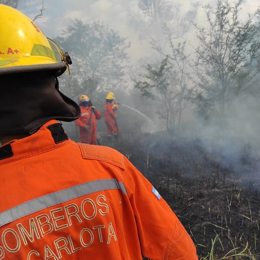 La Carlota: Bomberos Voluntarios controlaron un incendio en un baldío