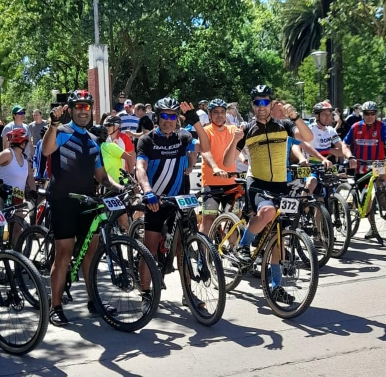 Ciclistas carlotenses compitieron en Rufino y Carlos Paz